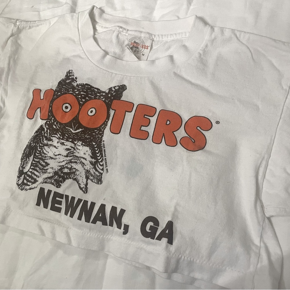 Authentic & 80’s Hooter’s Half Shirt! 🦉🧡